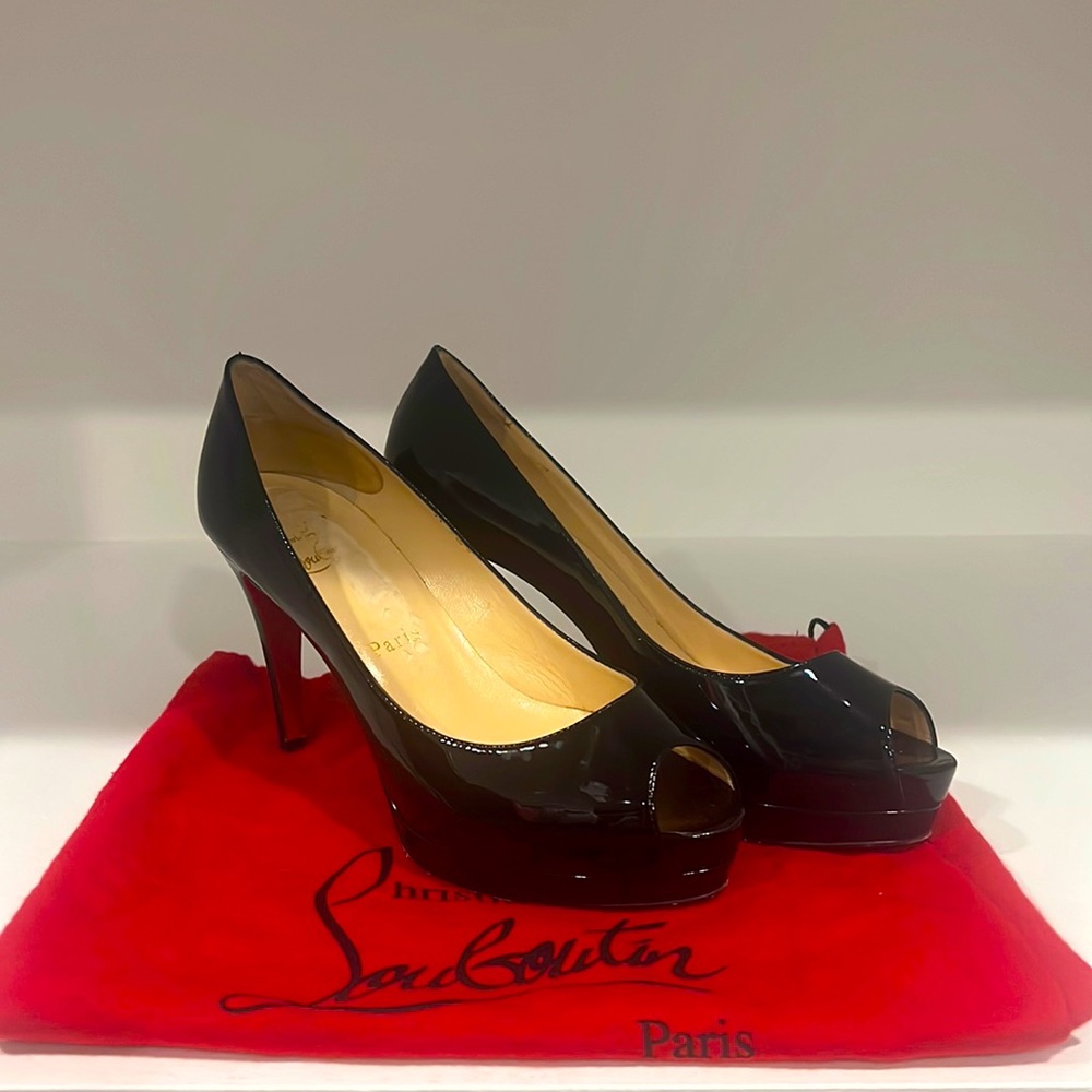 Christian Louboutin Black Patent Leather peel toe  pumps👠🖤 size 37 1/2